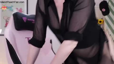 Lou  Peaches online show from June 28, 2:01 pm