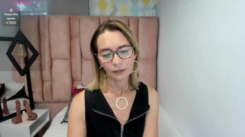 ISSA MILF online show from March 25, 2:20 pm