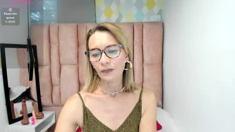 ISSA MILF online show from April 1, 8:50 pm