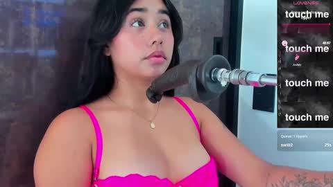 Issie online show from March 5, 7:28 pm