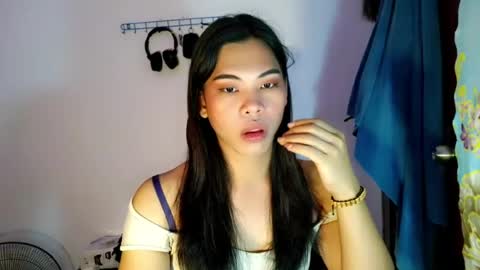its_chloe20 online show from August 1, 1:35 pm