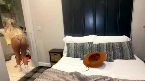 Lola online show from February 11, 3:30 am