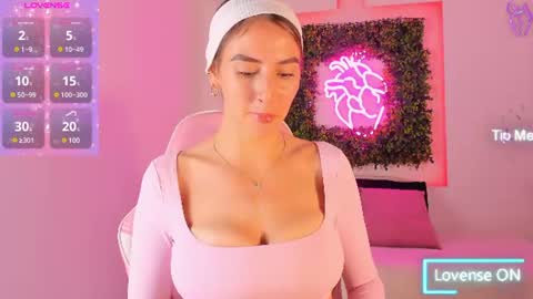 Itzel  online show from June 12, 2:58 pm