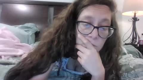 izzynoela online show from April 29, 5:30 pm