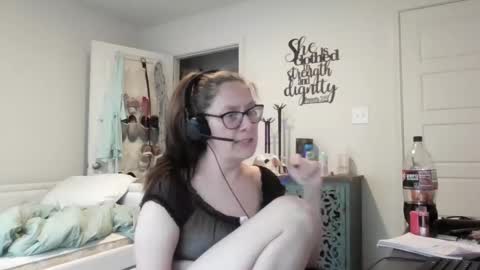 izzynoela online show from September 13, 7:55 pm