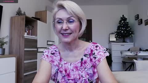 Snapshot of jasmin18v chatting on December 19, 1:40 pm Jasmin room for people 40 online show from December 19, 1:40 pm