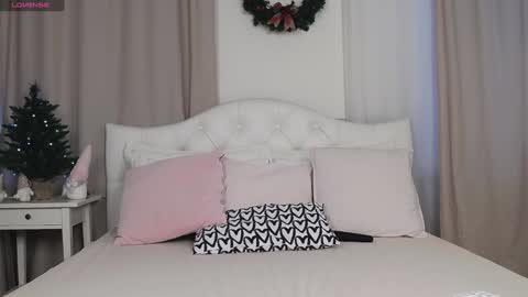 Snapshot of jenaloren chatting on December 24, 3:49 am Jena  dont forget to thumbs up your rating is so important to me  online show from December 24, 3:49 am