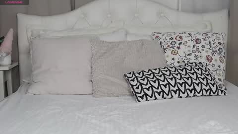 Snapshot of jenaloren chatting on January 14, 3:11 am Jena  dont forget to thumbs up your rating is so important to me  online show from January 14, 3:11 am