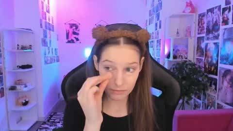 jenniferkiim online show from March 8, 8:18 am