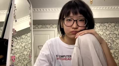 Emi online show from April 29, 8:03 pm