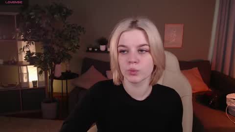 Snapshot of jess_marais chatting on October 21, 7:45 am Jess online show from October 21, 7:45 am