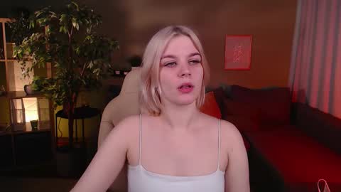 Snapshot of jess_marais chatting on October 17, 7:55 am Jess online show from October 17, 7:55 am