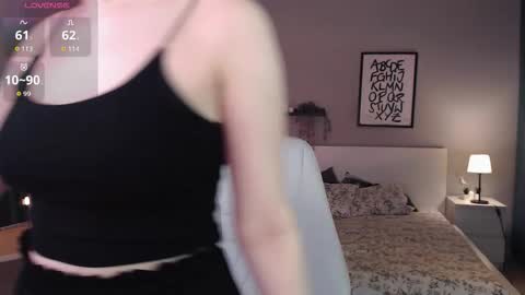 Snapshot of jess_marais chatting on October 14, 7:44 am Jess online show from October 14, 7:44 am
