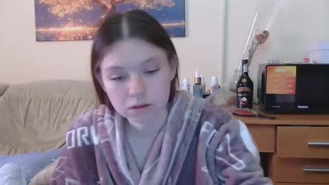 jessicaholland1 online show from May 19, 5:14 am