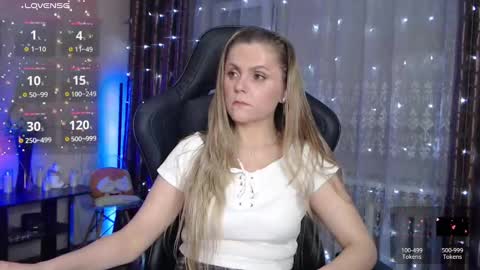 Snapshot of jessiemays chatting on March 1, 7:04 pm Jess online show from March 1, 7:04 pm
