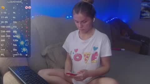 Snapshot of jessiemays chatting on January 3, 10:41 am Jess online show from January 3, 10:41 am