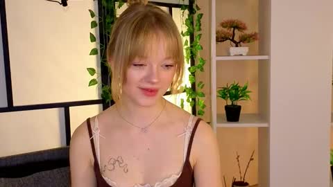 Gwen online show from February 15, 8:08 pm