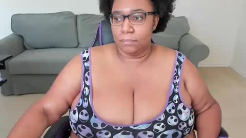 Snapshot of josie_kiss chatting on September 22, 5:11 pm Josie Kiss online show from September 22, 5:11 pm