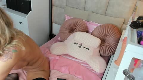 Snapshot of juicy_pussie chatting on February 7, 7:18 am Tatjana online show from February 7, 7:18 am