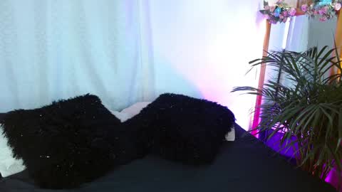 Snapshot of jules_n_gia chatting on January 12, 1:58 pm Jules and Gia online show from January 12, 1:58 pm