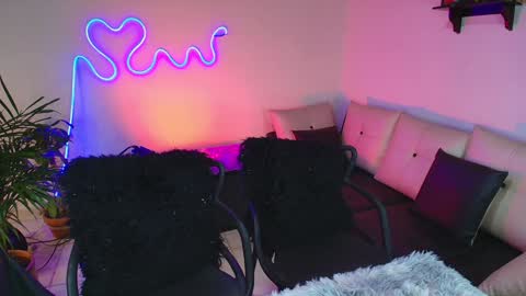 Snapshot of jules_n_gia chatting on January 28, 2:31 pm Jules and Gia online show from January 28, 2:31 pm