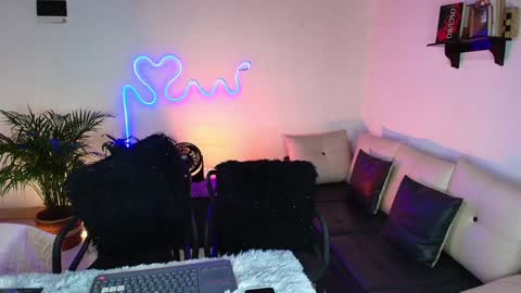 Snapshot of jules_n_gia chatting on January 30, 11:45 pm Jules and Gia online show from January 30, 11:45 pm