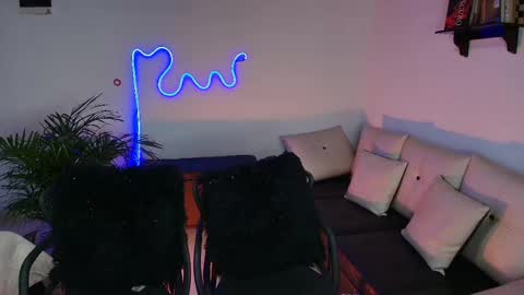 Snapshot of jules_n_gia chatting on February 9, 4:50 pm Jules and Gia online show from February 9, 4:50 pm