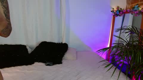 Snapshot of jules_n_gia chatting on January 5, 11:01 pm Jules and Gia online show from January 5, 11:01 pm