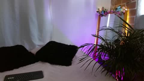 Snapshot of jules_n_gia chatting on January 6, 4:44 pm Jules and Gia online show from January 6, 4:44 pm