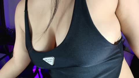 Snapshot of jules_n_gia chatting on January 22, 9:33 pm Jules and Gia online show from January 22, 9:33 pm