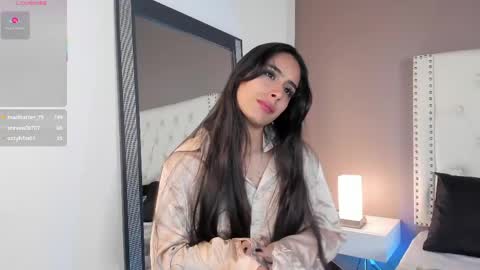 J U L IA   M A R T I N E Z online show from April 29, 5:51 pm