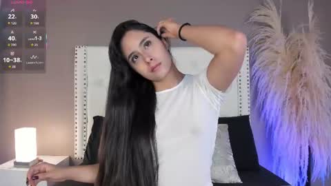 J U L IA   M A R T I N E Z online show from June 18, 11:37 am