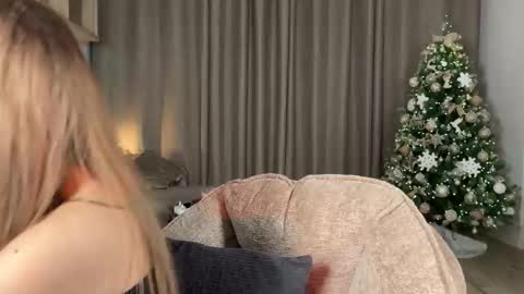 Julia R Le online show from January 12, 7:08 pm