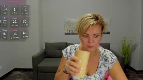 Snapshot of julia_wilsons chatting on December 6, 1:44 pm Julia online show from December 6, 1:44 pm