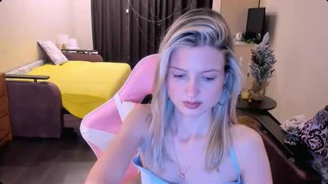 Julie online show from November 15, 3:57 pm