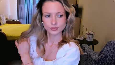 Julie online show from February 15, 7:51 am