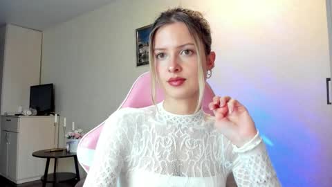 Snapshot of julie_flores chatting on October 3, 4:12 pm Julie online show from October 3, 4:12 pm