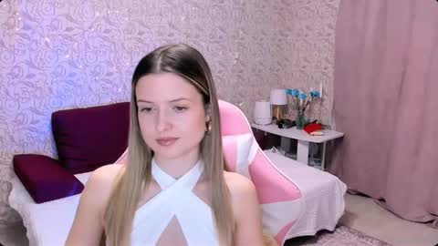 Snapshot of julie_flores chatting on December 5, 2:33 pm Julie online show from December 5, 2:33 pm