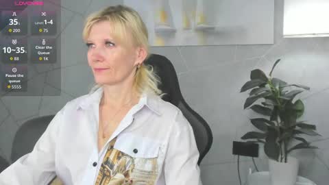 Julie Lucasss online show from July 5, 11:54 pm