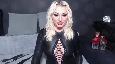 julia online show from March 2, 10:23 pm