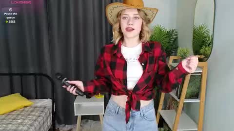 Mia online show from November 2, 3:21 am