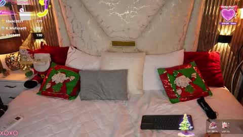 jullianapriv_ online show from December 5, 5:25 pm