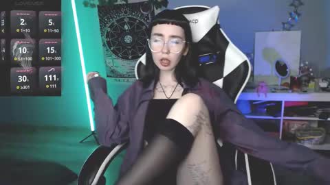 Snapshot of julscinamon chatting on February 18, 5:44 pm Baroness Von Cringe online show from February 18, 5:44 pm