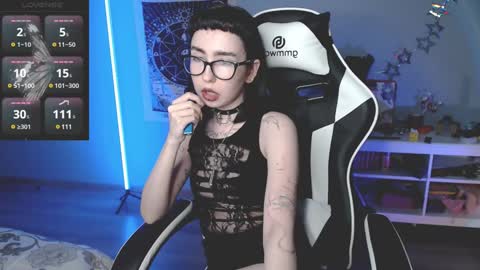 Snapshot of julscinamon chatting on December 14, 6:41 pm Baroness Von Cringe online show from December 14, 6:41 pm