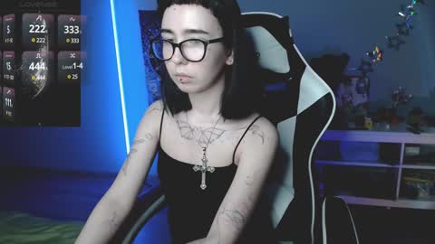 Snapshot of julscinamon chatting on December 21, 7:38 pm Baroness Von Cringe online show from December 21, 7:38 pm