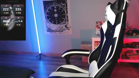 Snapshot of julscinamon chatting on January 17, 6:44 pm Baroness Von Cringe online show from January 17, 6:44 pm