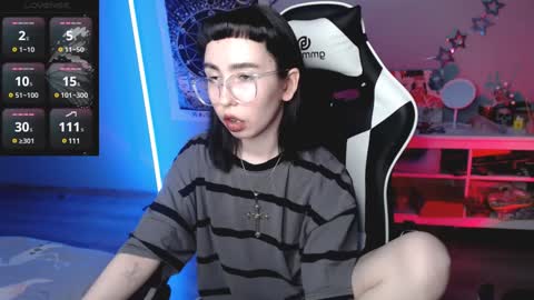 Snapshot of julscinamon chatting on January 24, 7:49 pm Baroness Von Cringe online show from January 24, 7:49 pm