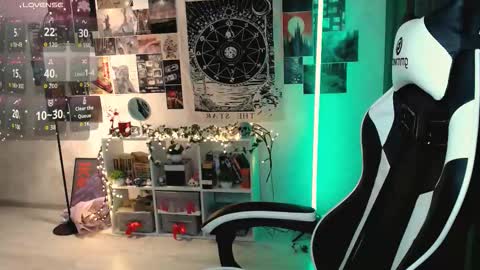 Snapshot of julscinamon chatting on October 5, 1:27 pm Baroness Von Cringe online show from October 5, 1:27 pm