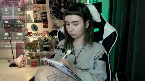 Snapshot of julscinamon chatting on October 18, 5:37 pm Baroness Von Cringe online show from October 18, 5:37 pm