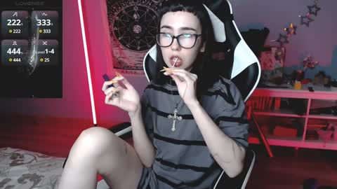 Snapshot of julscinamon chatting on December 12, 8:32 pm Baroness Von Cringe online show from December 12, 8:32 pm